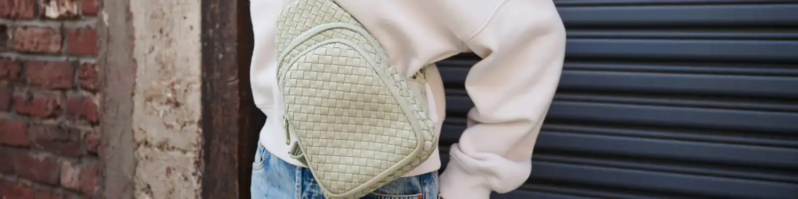 با کیف کراس بادی چه لباسی بپوشیم؟